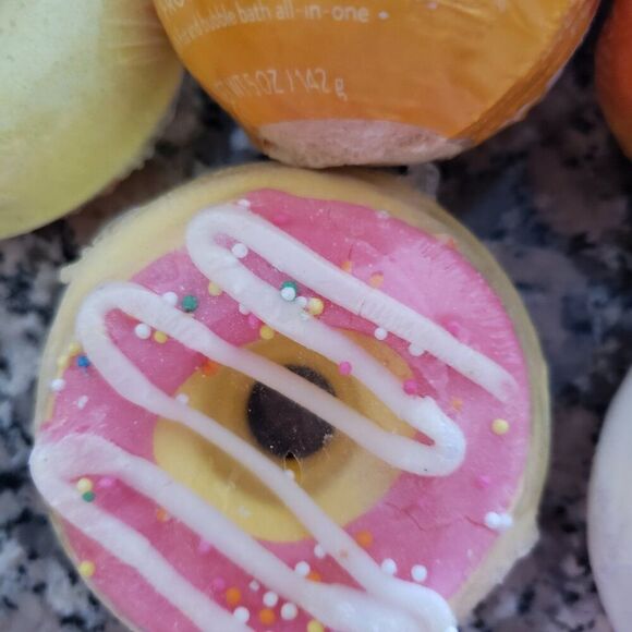 Lot of 11 Bathbombs, 7 Candy Corn/Maple & 4 Speciality Donuts - Picture 4 of 6